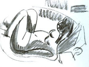 Desnudo reclinado en la bañera con piernas dobladas